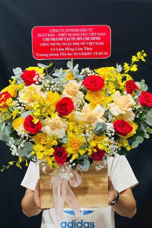 Giỏ hoa tone đỏ vàng là sự kết hợp rực rỡ giữa sắc đỏ nồng nàn và vàng tươi rạng rỡ, mang ý nghĩa của may mắn, thành công và nhiệt huyết. Thiết kế nổi bật, bắt mắt – rất thích hợp để tặng chúc mừng khai trương, sinh nhật, thăng chức hoặc các dịp đặc biệt cần gửi gắm lời chúc tốt đẹp và đầy năng lượng.