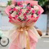 Bó hoa hồng kem mix hồng sen mang vẻ đẹp nhẹ nhàng mà cuốn hút. Sắc kem thanh thoát kết hợp với hồng sen rực rỡ tạo nên tổng thể hài hòa, vừa ngọt ngào vừa nổi bật. Bó hoa thích hợp để tặng sinh nhật, chúc mừng hoặc gửi lời yêu thương đến người phụ nữ bạn trân quý.
