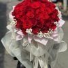 Bó hoa hồng đỏ với sắc đỏ rực rỡ là biểu tượng kinh điển của tình yêu nồng nàn và chân thành. Thiết kế đơn giản mà tinh tế, từng bông hoa như lời tỏ tình đầy cảm xúc. Phù hợp để tặng người yêu, bạn gái, vợ hoặc trong các dịp đặc biệt như sinh nhật, kỷ niệm, lễ tình nhân.