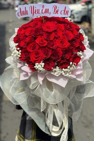 Bó hoa hồng đỏ với sắc đỏ rực rỡ là biểu tượng kinh điển của tình yêu nồng nàn và chân thành. Thiết kế đơn giản mà tinh tế, từng bông hoa như lời tỏ tình đầy cảm xúc. Phù hợp để tặng người yêu, bạn gái, vợ hoặc trong các dịp đặc biệt như sinh nhật, kỷ niệm, lễ tình nhân.