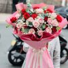 Bó hồng đỏ mix hồng kem là sự kết hợp tinh tế giữa sắc đỏ nồng nàn và màu kem nhẹ nhàng, tạo nên vẻ đẹp vừa quyến rũ vừa ngọt ngào. Thiết kế thanh lịch, sang trọng, thích hợp để tặng người yêu, bạn gái hoặc làm quà kỷ niệm trong những dịp đặc biệt đầy ý nghĩa.