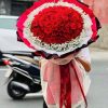 Bó hoa hồng đỏ to với những đóa hoa rực rỡ được bó thành từng lớp dày dặn, tạo nên vẻ ngoài ấn tượng và sang trọng. Sắc đỏ thắm tượng trưng cho tình yêu sâu đậm, đam mê và vĩnh cửu. Đây là món quà lý tưởng để tặng người yêu, kỷ niệm ngày cưới hay bày tỏ tình cảm một cách mạnh mẽ và đầy trân trọng.