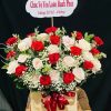 Giỏ hoa hồng đỏ mix hồng kem là sự kết hợp hài hòa giữa vẻ đẹp nồng nàn và dịu dàng. Hồng đỏ tượng trưng cho tình yêu mãnh liệt, còn hồng kem mang đến cảm giác ngọt ngào, tinh khôi. Tổng thể giỏ hoa toát lên sự sang trọng, tinh tế – lý tưởng để tặng người yêu, kỷ niệm ngày cưới hoặc gửi gắm lời yêu thương đầy chân thành.
