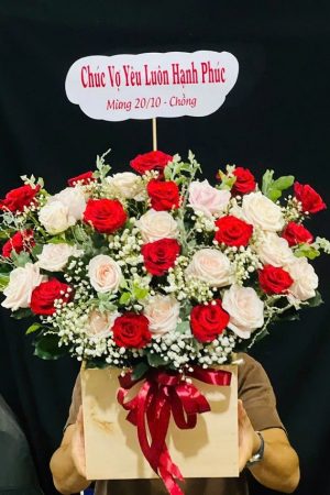 Giỏ hoa hồng đỏ mix hồng kem là sự kết hợp hài hòa giữa vẻ đẹp nồng nàn và dịu dàng. Hồng đỏ tượng trưng cho tình yêu mãnh liệt, còn hồng kem mang đến cảm giác ngọt ngào, tinh khôi. Tổng thể giỏ hoa toát lên sự sang trọng, tinh tế – lý tưởng để tặng người yêu, kỷ niệm ngày cưới hoặc gửi gắm lời yêu thương đầy chân thành.