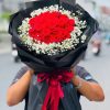 Bó hoa hồng đỏ nổi bật với sắc đỏ quyến rũ, biểu tượng của tình yêu sâu đậm và đam mê cháy bỏng. Kiểu dáng sang trọng, tinh tế, thích hợp để tặng người yêu, vợ/chồng hoặc nhân dịp kỷ niệm đặc biệt.