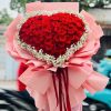 Bó hoa hồng đỏ trái tim được kết khéo léo thành hình trái tim đầy ấn tượng, biểu tượng của tình yêu chân thành và mãnh liệt. Những đóa hồng đỏ thắm tượng trưng cho sự đắm say, lãng mạn, là món quà tuyệt vời để tỏ tình, kỷ niệm yêu nhau hoặc dành tặng người thương vào dịp đặc biệt.
