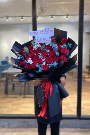 Bó hoa hồng đỏ rực rỡ, tượng trưng cho tình yêu nồng cháy và chân thành. Những bông hồng được bó gọn gàng, tinh tế, phù hợp tặng người yêu, kỷ niệm ngày đặc biệt hoặc đơn giản là để nói lời yêu thương.