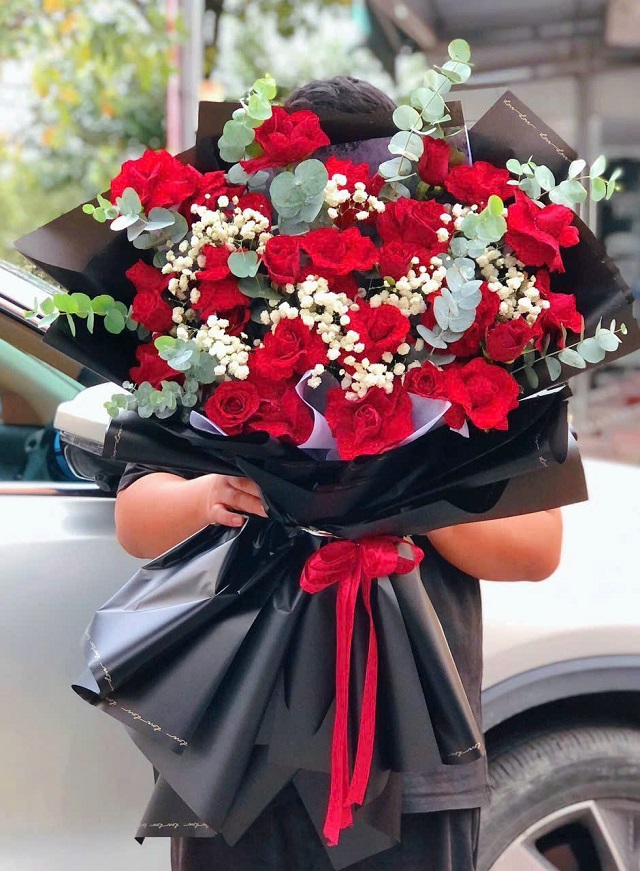 Bó hoa hồng đỏ rực rỡ được gói tỉ mỉ tại shop hoa tươi Giồng Trôm, Bến Tre – lựa chọn hoàn hảo cho dịp sinh nhật, kỷ niệm hay tỏ tình