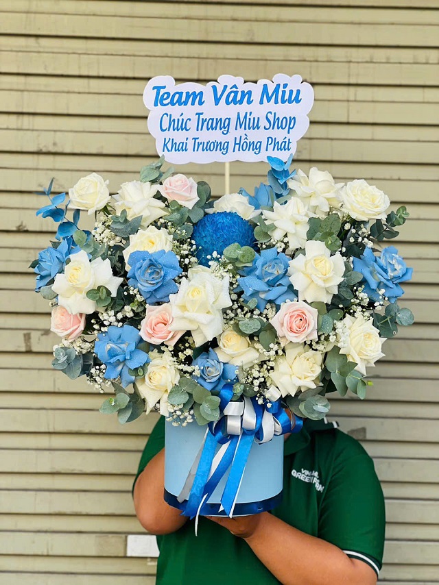 Lẵng hoa tươi tone màu nhẹ nhàng, được thực hiện bởi thợ cắm hoa chuyên nghiệp tại shop hoa Liên Hương Tuy Phong.
