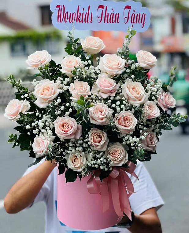 Bó hoa tươi nghệ thuật tại shop hoa tươi Sơn Trà Đà Nẵng được thiết kế tinh tế, phù hợp cho mọi dịp lễ đặc biệt.