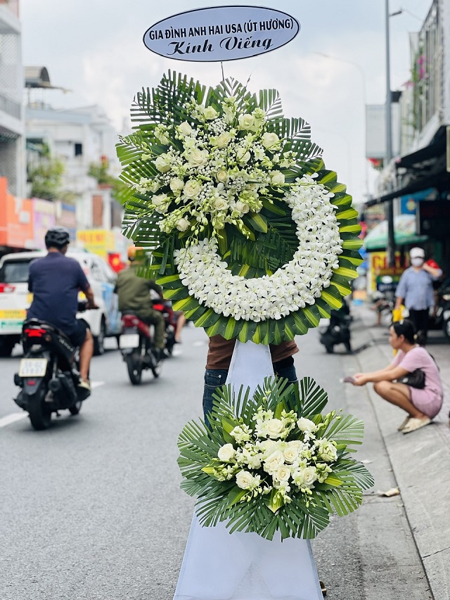 Vòng hoa chia buồn tại Bù Gia Mập được thiết kế trang trọng, thể hiện lòng kính trọng và sự sẻ chia trong lúc đau buồn.