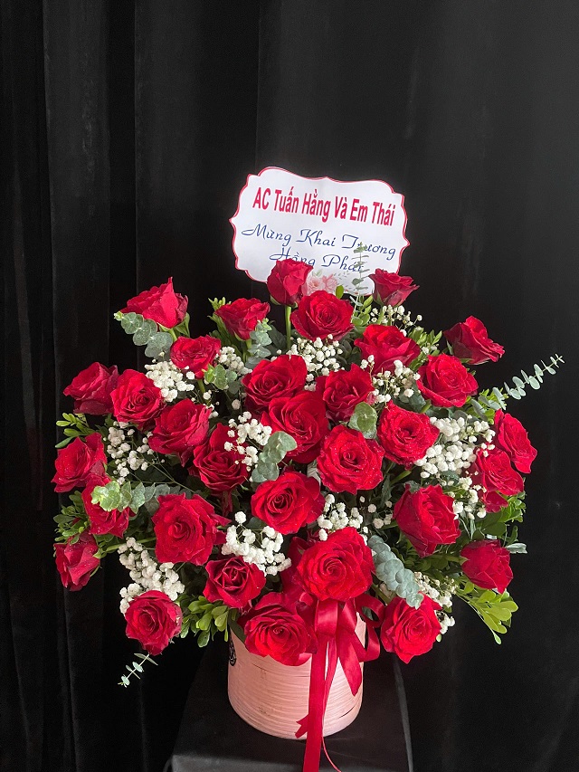 Lẵng hoa chúc mừng tại Shop hoa tươi Bù Gia Mập là lựa chọn hoàn hảo cho các dịp như tân gia, kỷ niệm hay lễ tốt nghiệp.