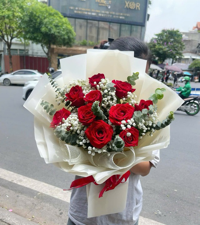 Shop hoa tươi Lộc Ninh mang đến những bó hoa sinh nhật độc đáo, được làm từ hoa hồng đỏ tươi và baby trắng, tạo nên vẻ đẹp đầy ý nghĩa.