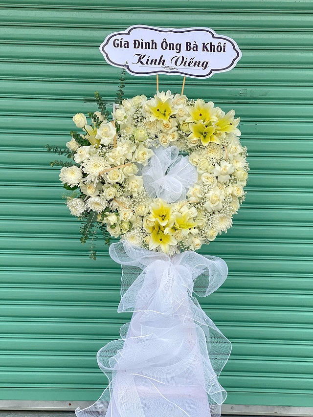 Vòng hoa chia buồn trang nhã tại Hớn Quản mang thông điệp tri ân và tưởng nhớ sâu sắc đến người đã khuất.