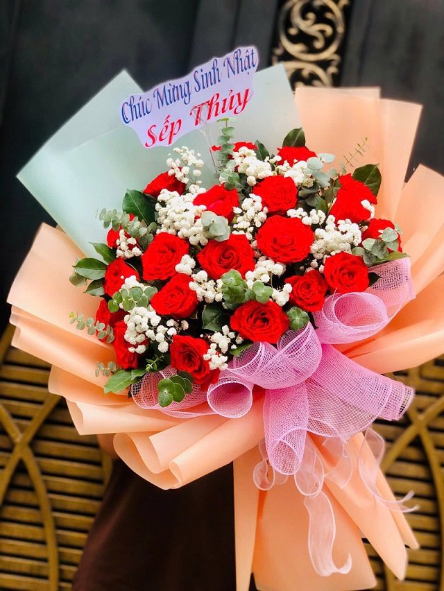 Bó hoa được shop hoa tươi Xuân Lộc Đồng Nai thiết kế nghệ thuật với hoa hồng đỏ, baby trắng – lựa chọn lý tưởng cho ngày Valentine.
