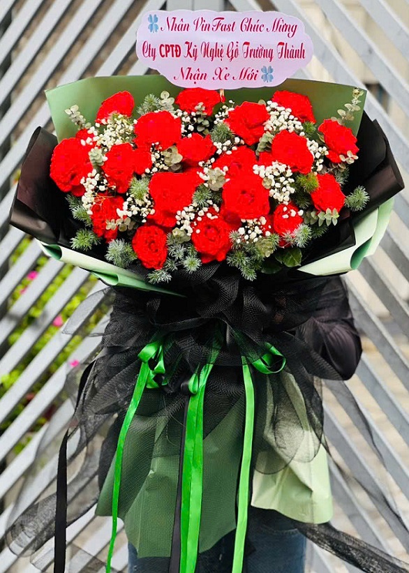 Hình ảnh bó hoa hồng đỏ rực rỡ tại shop hoa tươi Lệ Thủy Quảng Bình, thích hợp làm quà tặng sinh nhật và ngày kỷ niệm.