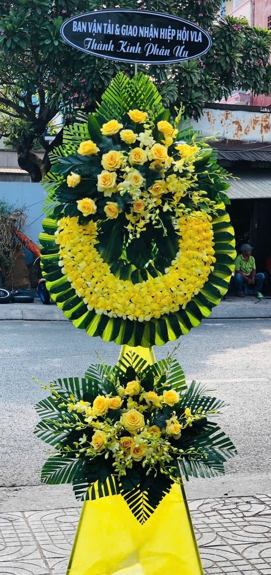 Kệ hoa viếng trang nhã, thể hiện sự thành kính, từ dịch vụ hoa tươi Hà Tĩnh, phù hợp các dịp tang lễ và tưởng niệm.