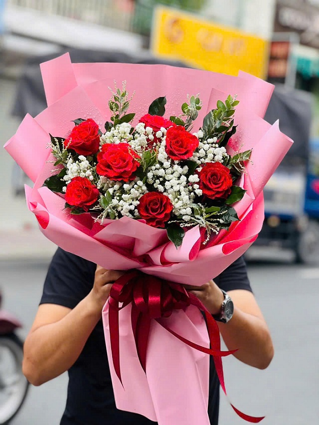 Bó hoa hồng đỏ rực rỡ tại shop hoa tươi Hà Tĩnh, món quà lý tưởng cho sinh nhật, kỷ niệm hay ngày lễ đặc biệt.