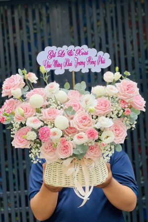 Giỏ hoa tươi tại Quận Hồng Bàng Hải Phòng – phối hợp nhiều loài hoa tươi mới trong ngày, mang vẻ đẹp nhẹ nhàng nhưng đầy cuốn hút.