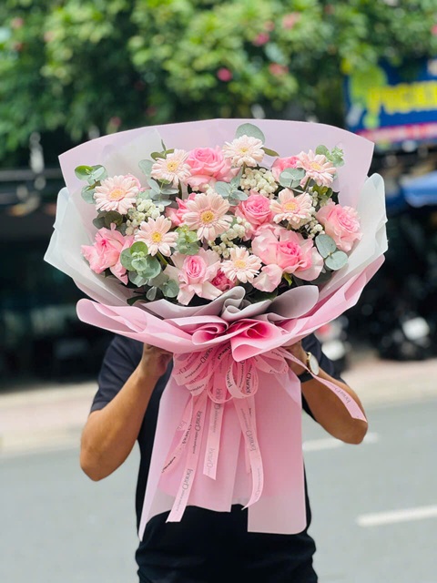 Hình ảnh bó hoa sinh nhật tươi tắn, gói theo phong cách hiện đại tại hoa tươi Đức Trọng giao nhanh.