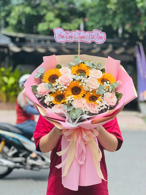 Bó hoa hướng dương Bến Lức, rực rỡ, tràn đầy năng lượng và ý nghĩa tích cực.