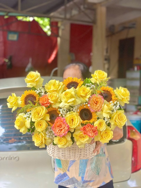 Giỏ hoa tặng mẹ dịp đặc biệt – món quà ý nghĩa tại hoa tươi Khoái Châu.
