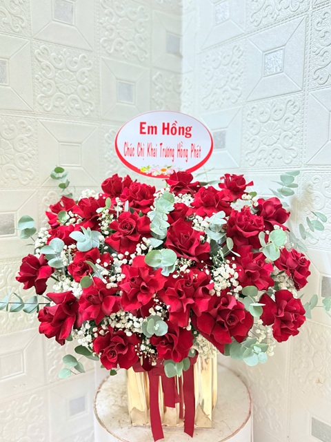 Hoa khai trương tone đỏ vàng – tượng trưng cho tài lộc, phát đạt tại shop hoa Ân Thi Hưng Yên.