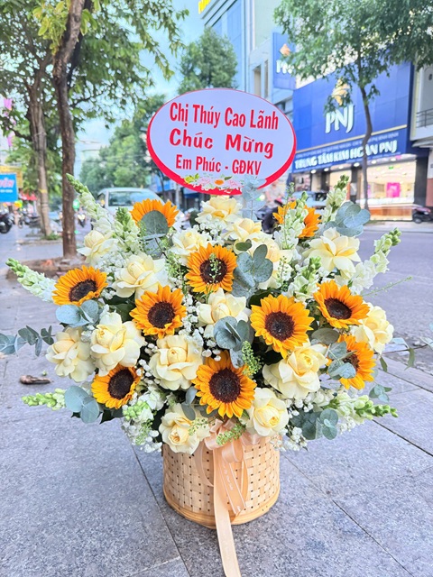Giỏ hoa hướng dương tươi tắn, mang thông điệp vui tươi tại shop hoa Ân Thi Hưng Yên.