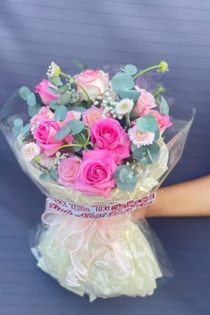Hoa tình yêu tại Vị Thủy Hậu Giang – bó hoa hồng kem, hồng đỏ lãng mạn cho ngày Valentine.