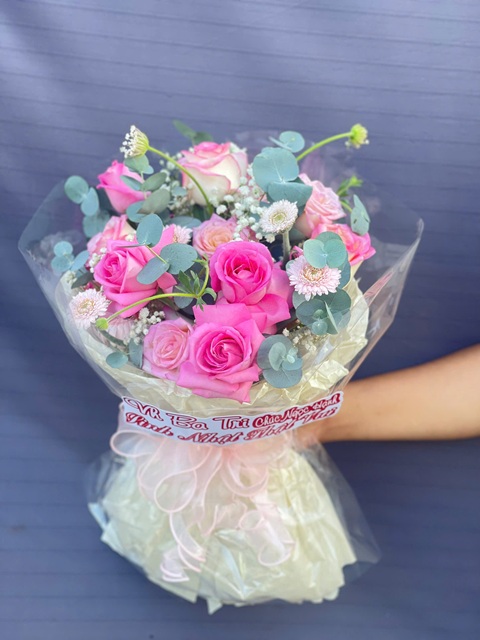 Hoa tình yêu tại Vị Thủy Hậu Giang – bó hoa hồng kem, hồng đỏ lãng mạn cho ngày Valentine.