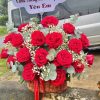 Ảnh giỏ hoa hồng đỏ ở Đam Rông, biểu tượng cho tình yêu nồng nàn và chân thành.