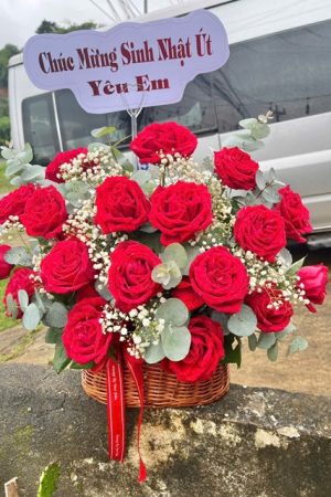 Ảnh giỏ hoa hồng đỏ ở Đam Rông, biểu tượng cho tình yêu nồng nàn và chân thành.