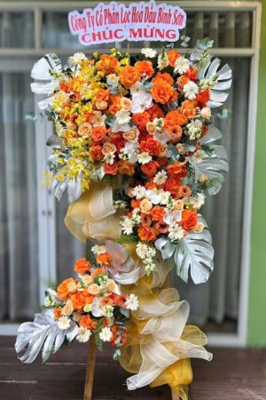Hoa khai trương Tân Hiệp Kiên Giang, lẵng hoa chúc mừng rực rỡ, gửi lời chúc thành công.