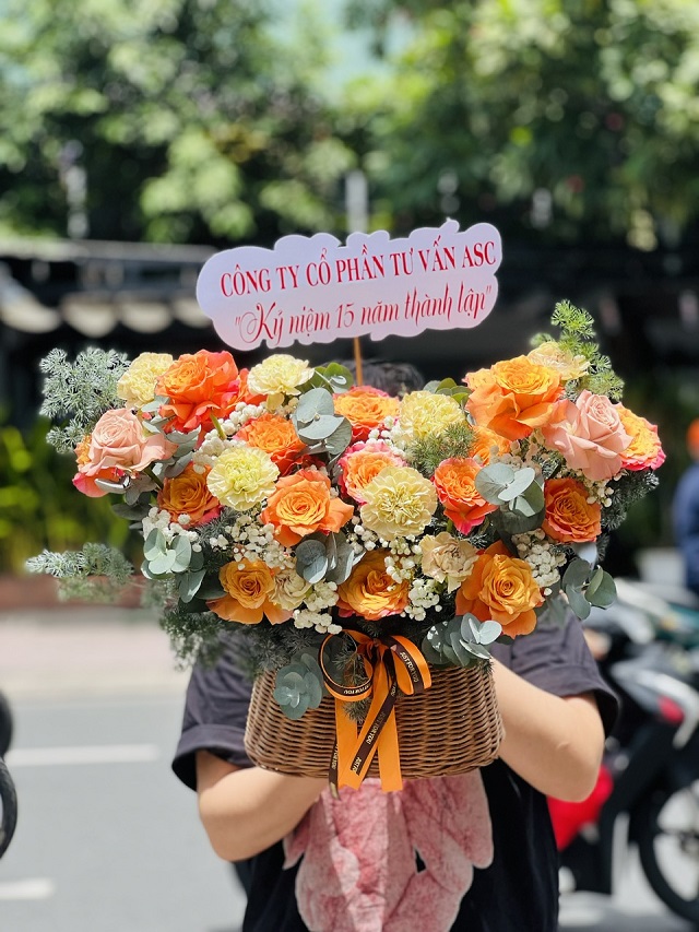 Giỏ hoa chúc mừng sinh nhật tại Quảng Ngãi – kết hợp hoa hồng, đồng tiền, hướng dương tạo nên món quà ý nghĩa tràn đầy năng lượng.