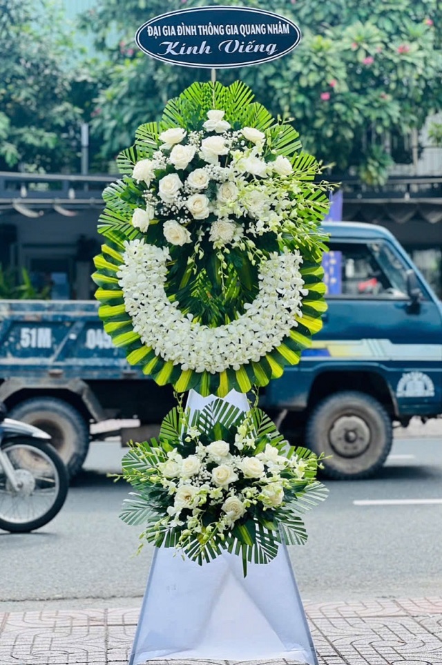 Hoa tang lễ Đông Triều Quảng Ninh, vòng hoa chia buồn trang nhã, thể hiện sự kính trọng và sẻ chia sâu sắc.