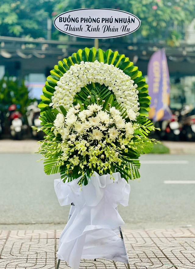 Hoa tang lễ Đức Phổ Quảng Ngãi – vòng hoa chia buồn trang nhã, thể hiện sự kính trọng và cảm thông sâu sắc của người gửi.
