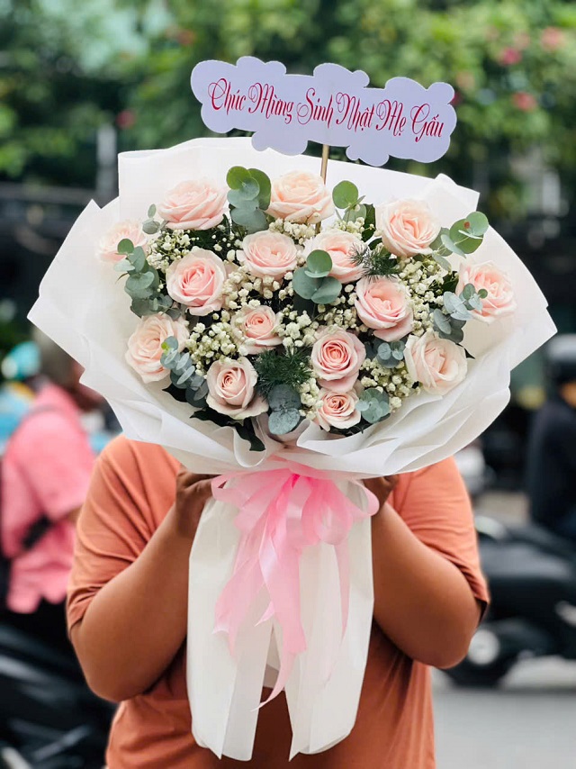 Bó hoa tại shop hoa Sơn La nổi bật với hoa hồng và baby trắng, mang lại cảm giác thanh lịch và ấm áp.