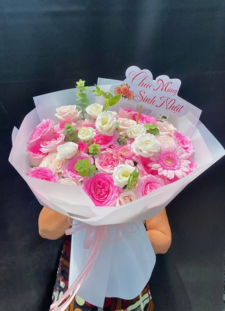 Ảnh bó hoa hồng Đô Lương Nghệ An được gói theo phong cách hiện đại, màu sắc rực rỡ, thích hợp làm quà tặng ý nghĩa.