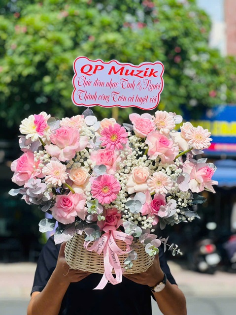 Ảnh dịch vụ điện hoa Tương Dương Nghệ An giao hoa tận nơi, đảm bảo hoa tươi mới, đúng mẫu và đúng giờ.