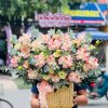 Hình ảnh giỏ hoa tươi Quế Phong Nghệ An phối hợp nhiều loại hoa nhập khẩu cao cấp, tạo nên món quà sang trọng và trang nhã.