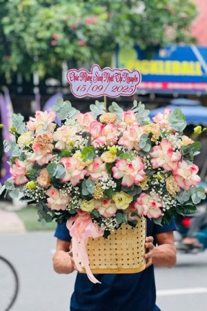 Hình ảnh giỏ hoa tươi Quế Phong Nghệ An phối hợp nhiều loại hoa nhập khẩu cao cấp, tạo nên món quà sang trọng và trang nhã.