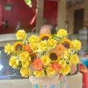 Hình ảnh giỏ hoa tươi Quỳ Châu Nghệ An kết hợp nhiều loại hoa cao cấp, tạo nên món quà sang trọng và tinh tế.