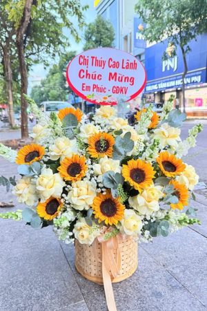 Cửa hàng hoa tươi đẹp ở Quế Phong Nghệ An luôn tràn ngập hoa tươi theo mùa, phục vụ khách hàng nhanh chóng và tận tâm.