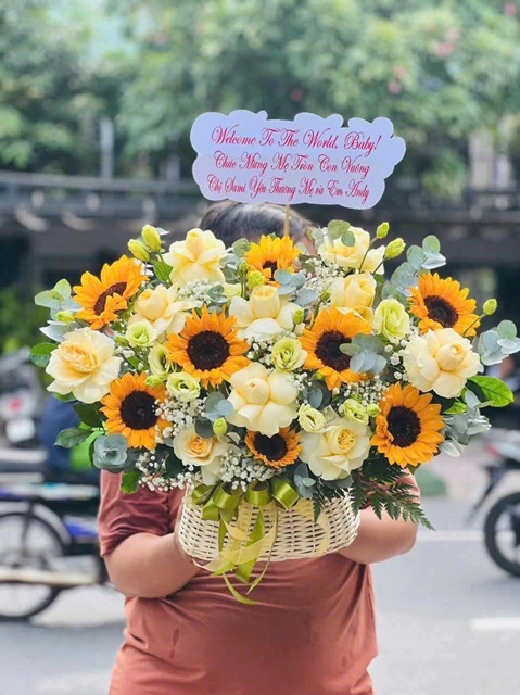 Hình ảnh giỏ hoa tươi Thái Hòa Nghệ An kết hợp nhiều loại hoa cao cấp, tạo nên món quà sang trọng và ý nghĩa.