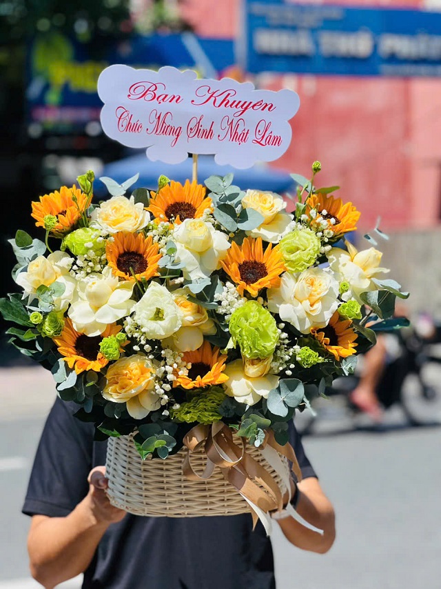 Mẫu hoa sinh nhật ở Sơn La được chụp tại cửa hàng, mang phong cách trẻ trung, phù hợp nhiều độ tuổi.
