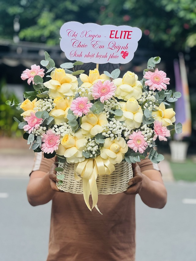 Giỏ hoa tươi tại Tây Ninh phối sắc mềm mại, thích hợp gửi lời chúc ấm áp đến người nhận.
