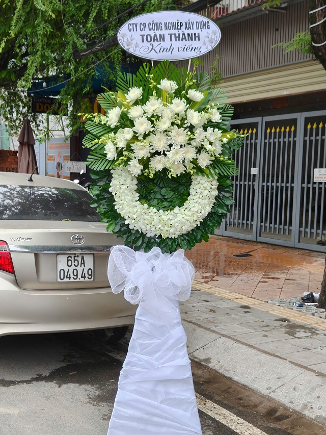 Hình ảnh hoa tang Gò Dầu Tây Ninh thiết kế nhẹ nhàng, phù hợp gửi lời tiễn biệt đầy kính trọng.