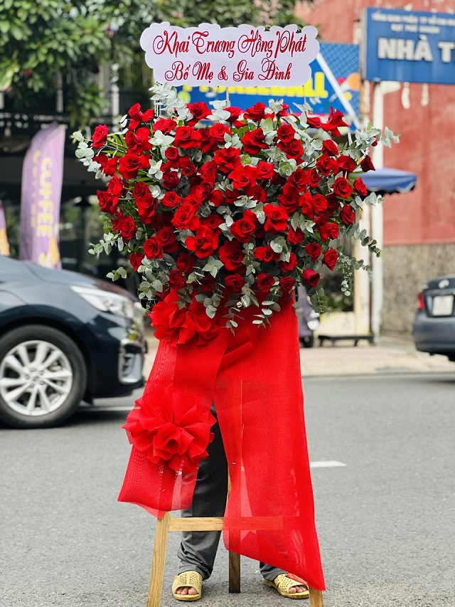 Ảnh kệ hoa khai trương Sơn La thiết kế chỉn chu, màu sắc rực rỡ, thích hợp gửi lời chúc tốt đẹp.