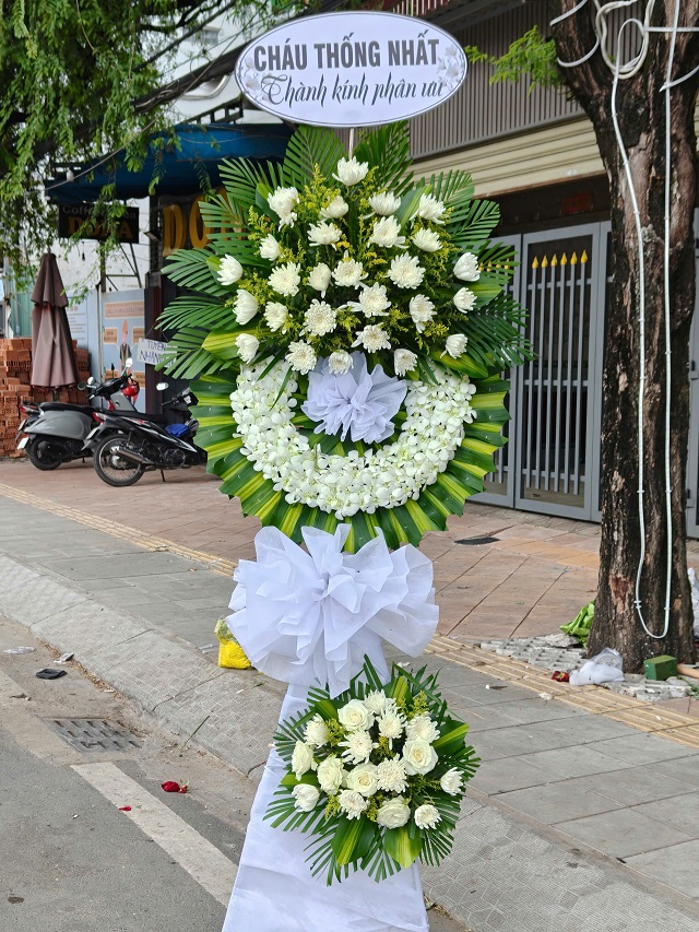 Hoa tươi viếng đa dạng tại Thái Nguyên, thể hiện lòng thành kính và sự sẻ chia với gia quyến.