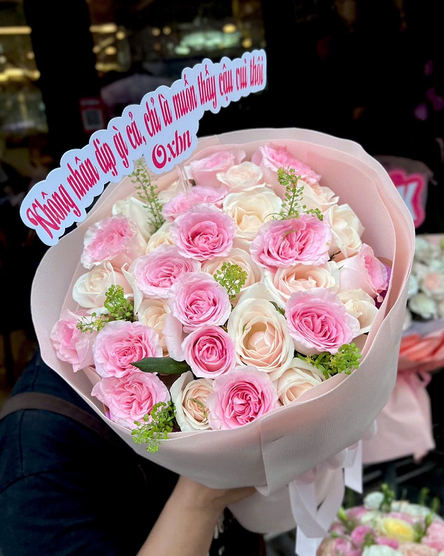 Bó hoa tươi Gò Dầu Tây Ninh với sắc hồng – trắng nhẹ nhàng, được gói chỉn chu, phù hợp tặng người thân.